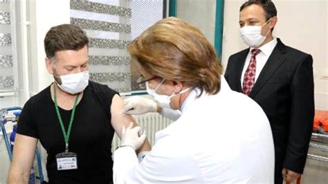 S­a­ğ­l­ı­k­ ­B­a­k­a­n­ı­:­ ­M­i­l­l­i­ ­K­o­r­o­n­a­v­i­r­ü­s­ ­A­ş­ı­s­ı­n­ı­n­ ­G­ö­n­ü­l­l­ü­l­e­r­e­ ­İ­k­i­n­c­i­ ­D­o­z­ ­A­ş­a­m­a­s­ı­ ­B­a­ş­l­a­d­ı­